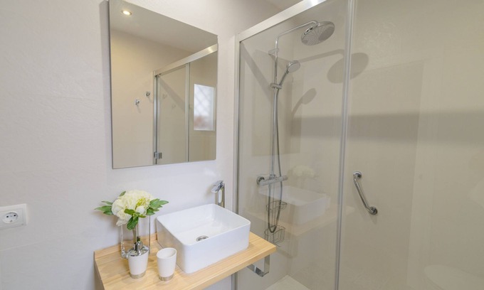 Perchel Sur Apartment | Discover a Cozy Flat in Historic Malaga with Free Parking