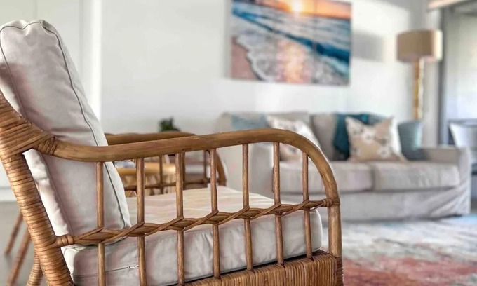 Middleton House | Cozy Offshore Beach House with Wi-Fi and Breakfast Included