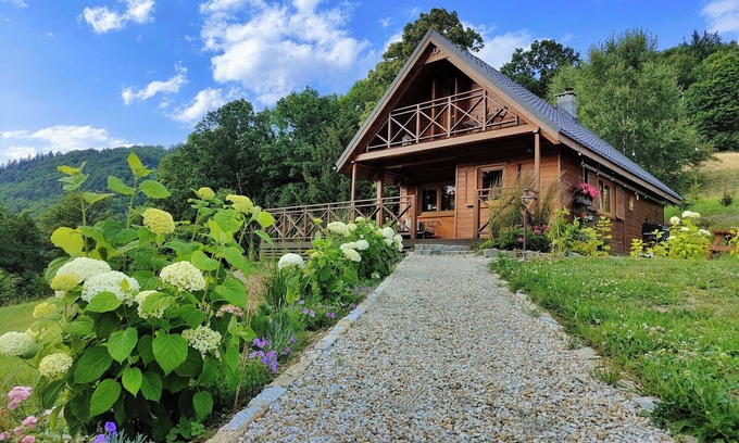 Janowice Wielkie House | Ogrod Weigla: Peaceful Retreat with Family-Friendly Amenities