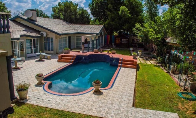 Kroonstad House | Cozy Stay at Oh So You Guesthouse with Pool & Breakfast
