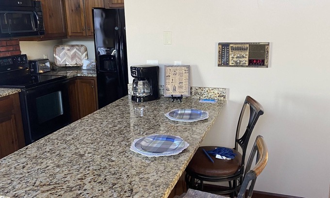 Pellville House | Breathtaking Views with Hot Tub and Child-Friendly Amenities