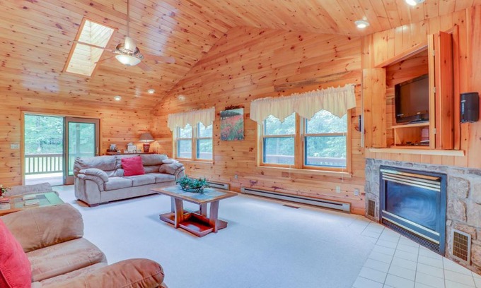 McHenry House | Inviting Ohana Retreat: Family-Friendly with a Hot Tub
