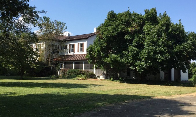 Scottown House | Tranquil Ohio River Manor House with Lake Views and Kitchen