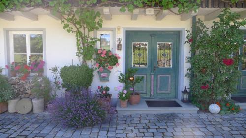 Isny im Allgaeu Apartment | Ohmayerhof: Oceanfront Family Retreat with Scenic Views