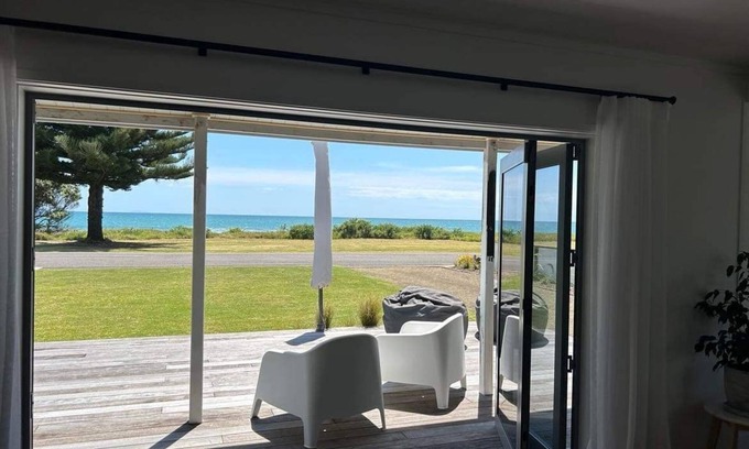 Ohope House | Beachfront Ohope House with Spectacular Sea Views