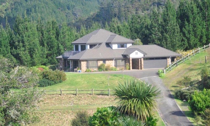 Whitianga Bed & Breakfast | Escape to Ohuka Place Homestay with Oceanfront Amenities