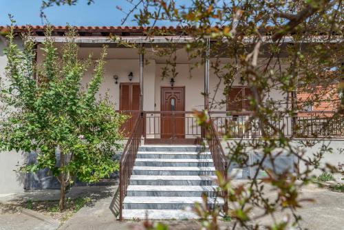 Souroti Apartment | Family-Friendly Retreat at OIKOS SKMT Awaits You