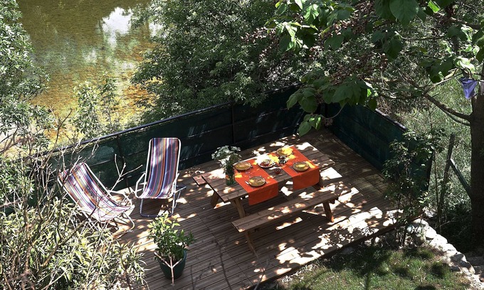 Sauve House | Riverside Retreat: Relaxing Stays with Spa & Breakfast