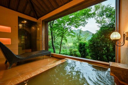 Kokonoe Hotel | Relax at Oita Kuoritei with Breakfast & Hot Tub Access