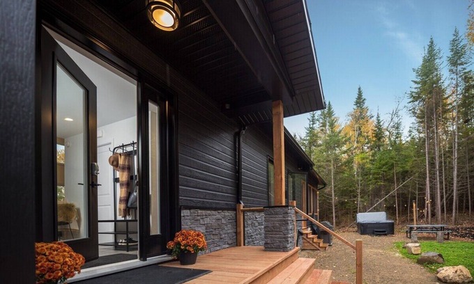 Les Eboulements Ski Chalet | Okanagan Cottage 97: Elegance with Ocean Views & Pool Access