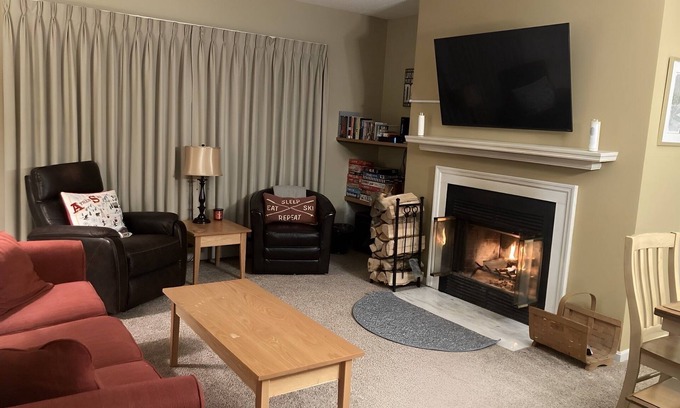 Ludlow Condo | Experience Okemo Ski in-Ski Out Condo with Pool & Hot Tub