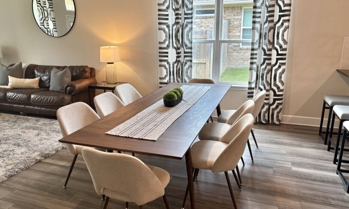 College Station House | Inviting Ol’ Army Escape: Family-Friendly Retreat in Aggieland