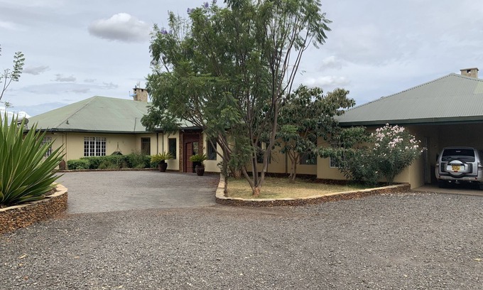 Nanyuki House | Experience Ol Bobongi House: Rated 10/10 with Pool & Dining