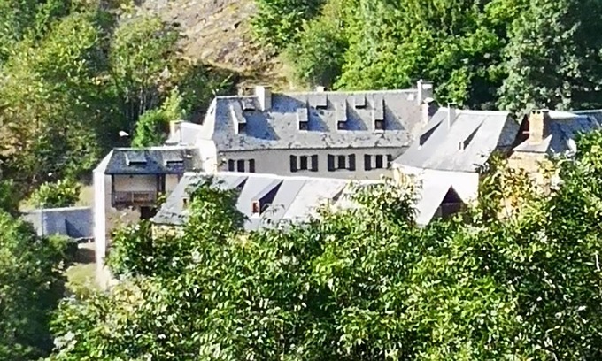 Cazaux-Frechet-Aneran-Camors House | Outstanding Old Mountain House: Pet-Friendly Retreat Awaits