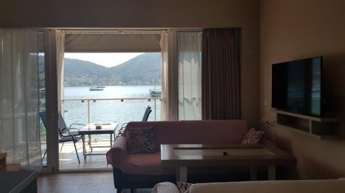 Vlicho Apartment | Kid-Friendly Ola Kala Apartments: Guest Rated 9/10!