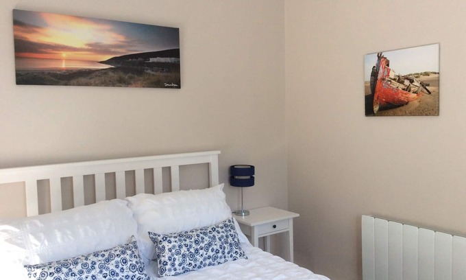 Braunton Apartment | Tranquil Old Apple Store with Oceanfront Views