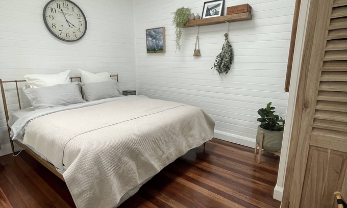 Robertson House | Pet-Friendly Old Bakery Guest House with Family Amenities