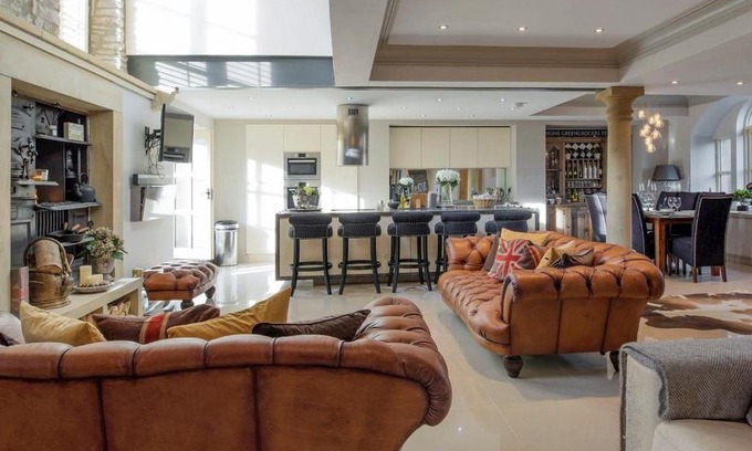 Barnoldswick House | Family-Friendly Escape at Old Chapel House - Rated 10/10