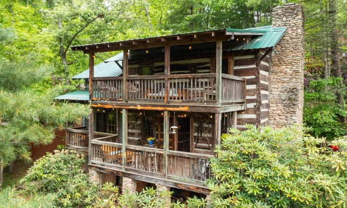 Lake Junaluska Cabin | Cozy Old Chestnut Cabin at Lake Junaluska with Pool