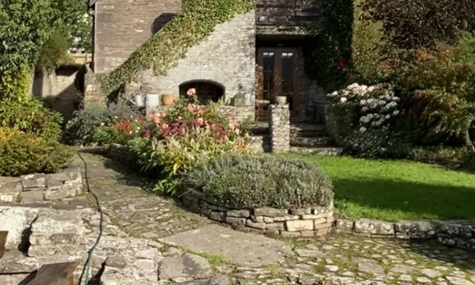 Llanfihangel Tal-y-llyn House | Old Coach House: Breathtaking Views in the Brecon Beacons