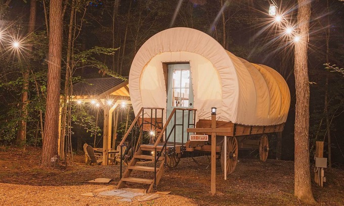 Benton Apartment | Explore Old Copper Wagon Glamping with Pool & Full Bath