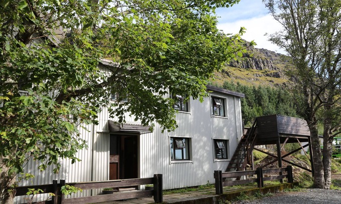 Hofn House | Cozy Stay at Old Cottage - Reynivellir II with Restaurant