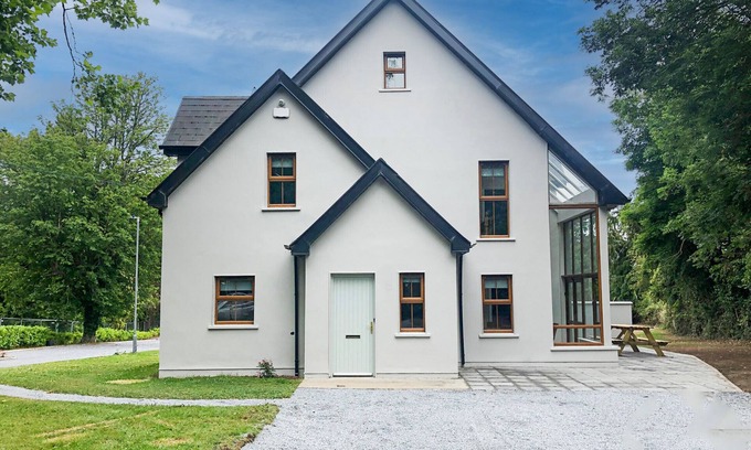 Terryglass House | Discover Old Court Holiday Home: 4 Bedrooms & Lake Views