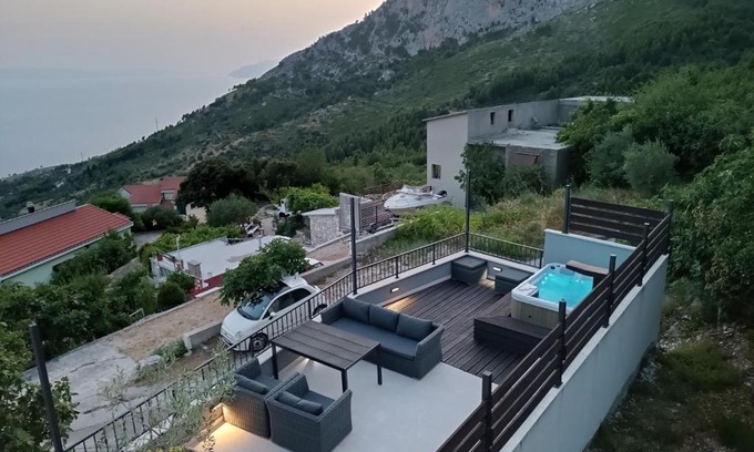 Tucepi House | Cozy Old Dalmatian House with Jacuzzi - 4-Star Comfort