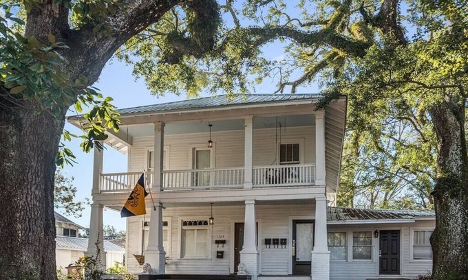 Mobile Apartment | Historic Old Dauphin Way Home: Pet & Child Friendly Stay