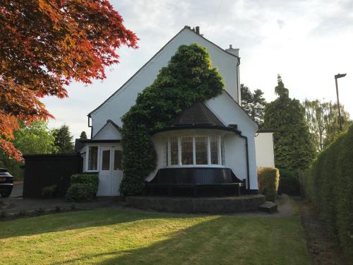 Bournville Hotel | Welcoming Stay at Old Farm Hotel with Family-Friendly Amenities