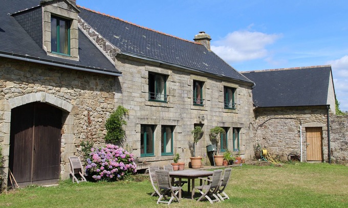 Quemeneven House | Family-Friendly Old Farmhouse Near Locronan with Pool