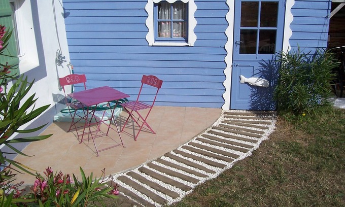 Le Palais Cabin | Cozy Farmhouse Steps from Palace and Beach