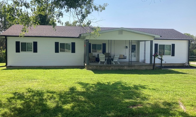 Loraine Other | Relaxing Country Retreat: Old Fashioned Getaway Awaits