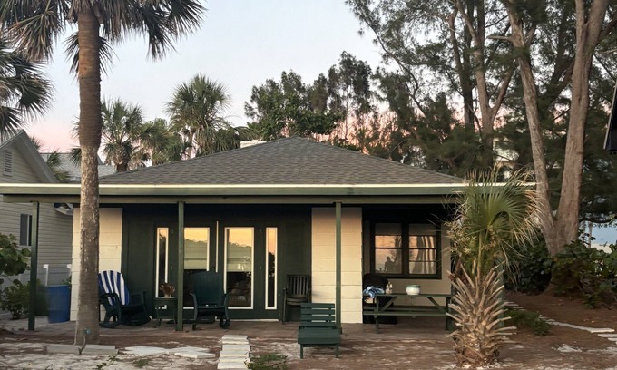 Indian Shores Cottage | Indian Shores Beach Cottage: A Perfect Thanksgiving Retreat