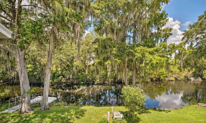 Inverness House | Relaxing Old Florida Retreat with Kayaks and Fishing Poles