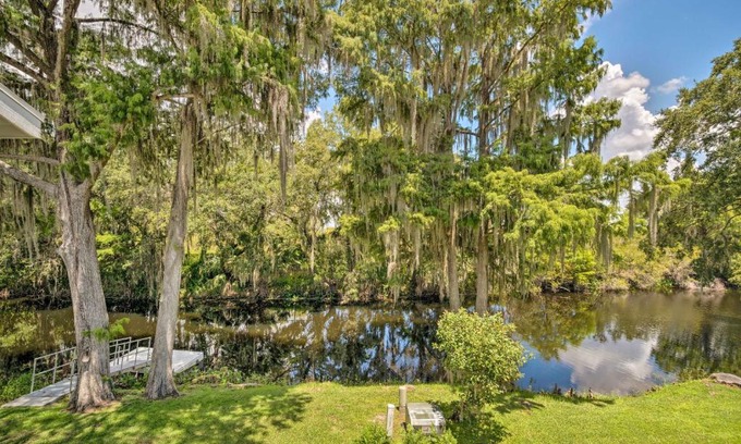 Inverness House | Idyllic Old Florida Escape with Kayaks and Family Fun