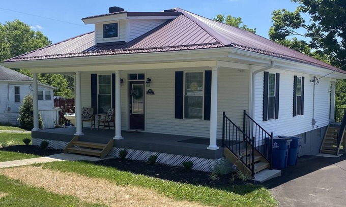 Williamstown Bed & Breakfast | Discover Old Glory: Fully Renovated with Stellar Amenities