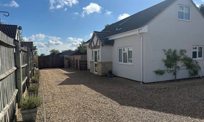 Witney Cottage | Family-Friendly Old Groom's Cottage in Minster Lovell