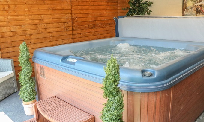 Church Stretton Cottage | Discover Old Hall Barn 3: Pet-Friendly Retreat with Spa