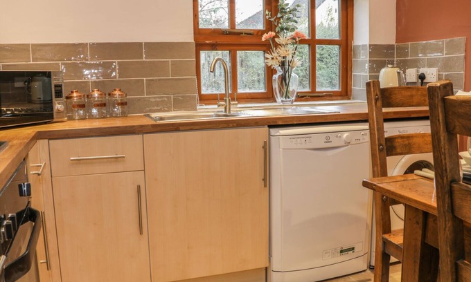 Church Stretton Cottage | Old Hall Barn 4: Family-Friendly Retreat with Spa Access