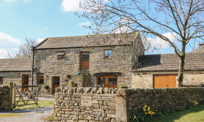 Leyburn Cottage | Cozy OLD HALL BYRE: Pet-Friendly Retreat with Open Fire