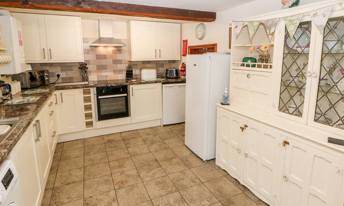 Calwich Cottage | Pet-Friendly Old Hall Cottages with Garden in Mayfield