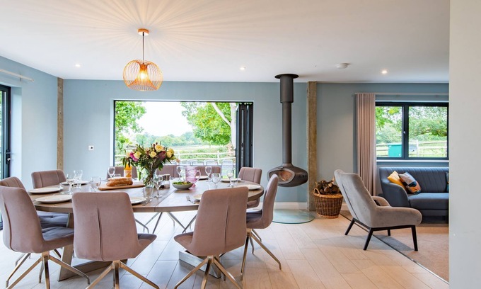 Ashford House | Inviting Old Harrow Barn with Hot Tub for 10 Guests