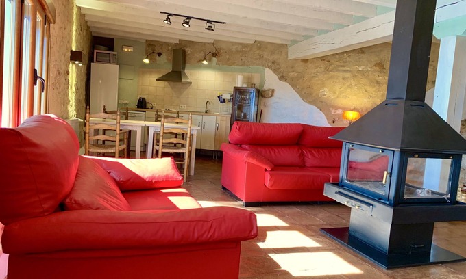 Zafra de Zancara Cottage | Experience Pedro Chicote's Old House: Ideal for Families