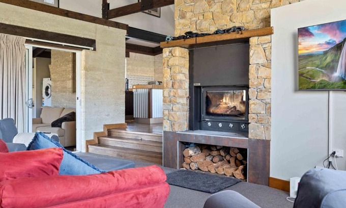 Jindabyne House | Inviting Old Hut Creek Chalet: Family-Friendly Retreat