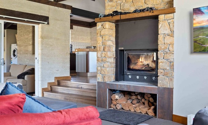 Jindabyne Ski Chalet | Old Hut Creek Chalet: Relax in a Peaceful Rural Retreat