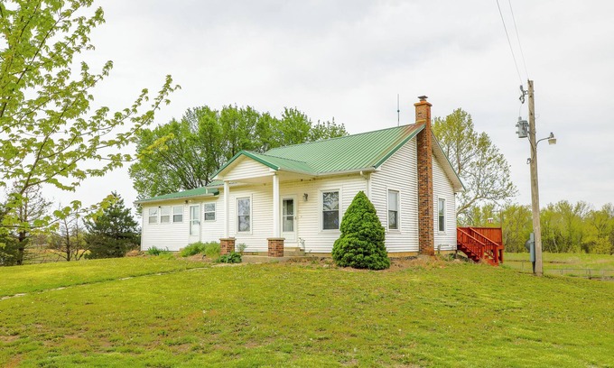 Lamont House | Experience Old Kansas Cattle Ranch: Pet-Friendly & Scenic