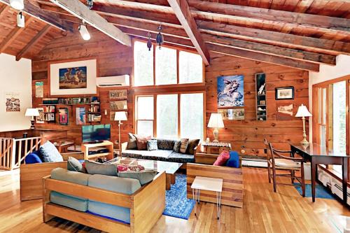 Wellfleet House | Welcoming Old Kings Hideout: Family and Pet-Friendly Retreat