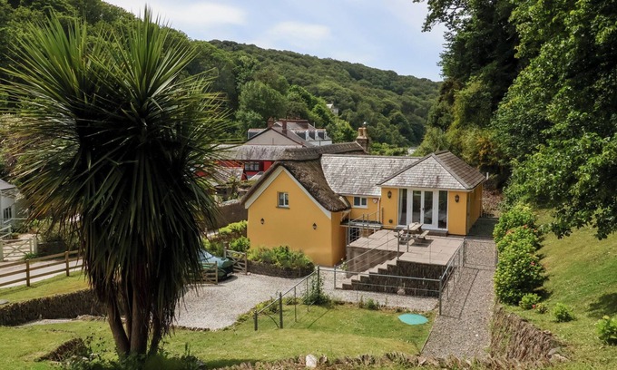 Lee Cottage | Old Maids Cottage: Pet Friendly Oceanfront Retreat