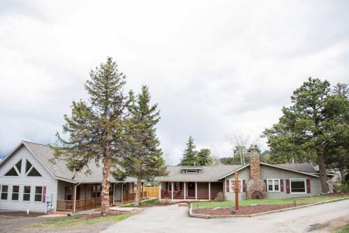 Estes Park House | Family-Friendly Old Man Mountain Lodge with Dog Welcome